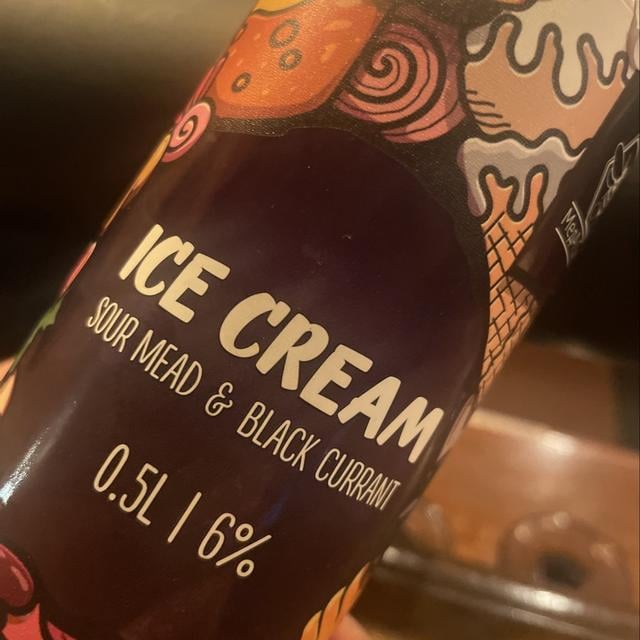 Медовый пломбир с черной смородиной и гуанабаной